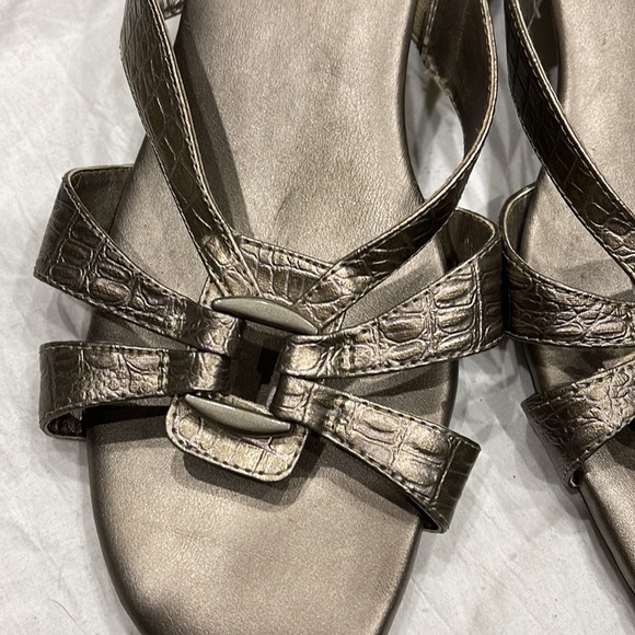 Brit Bronze / Gold Low Wedge Sandals 9W - Picture 2 of 5